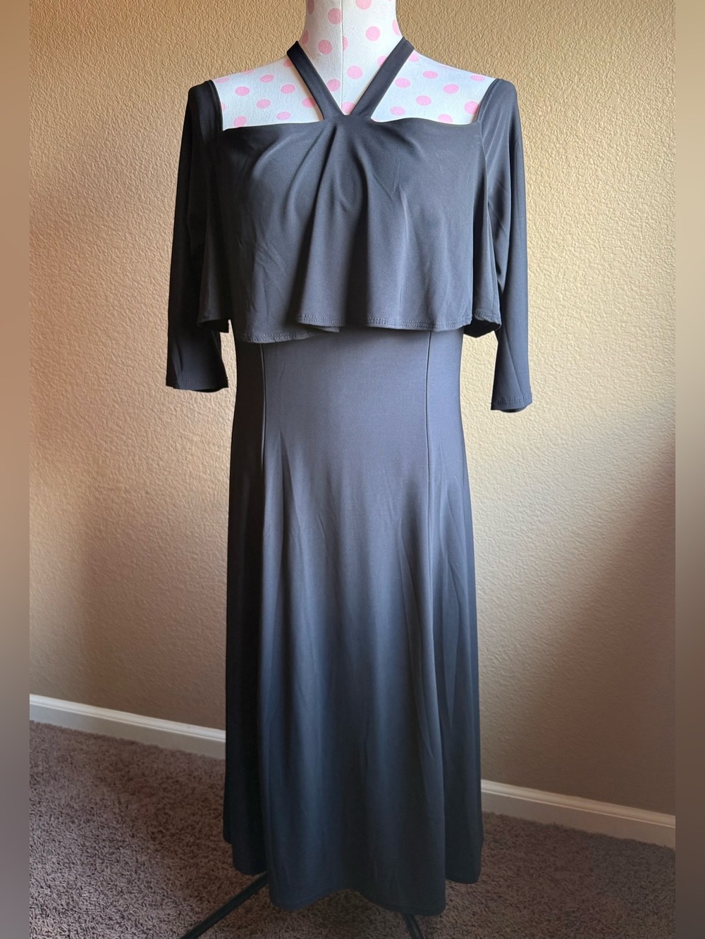 Elegant Black Midi Dress with Stylish Straps
